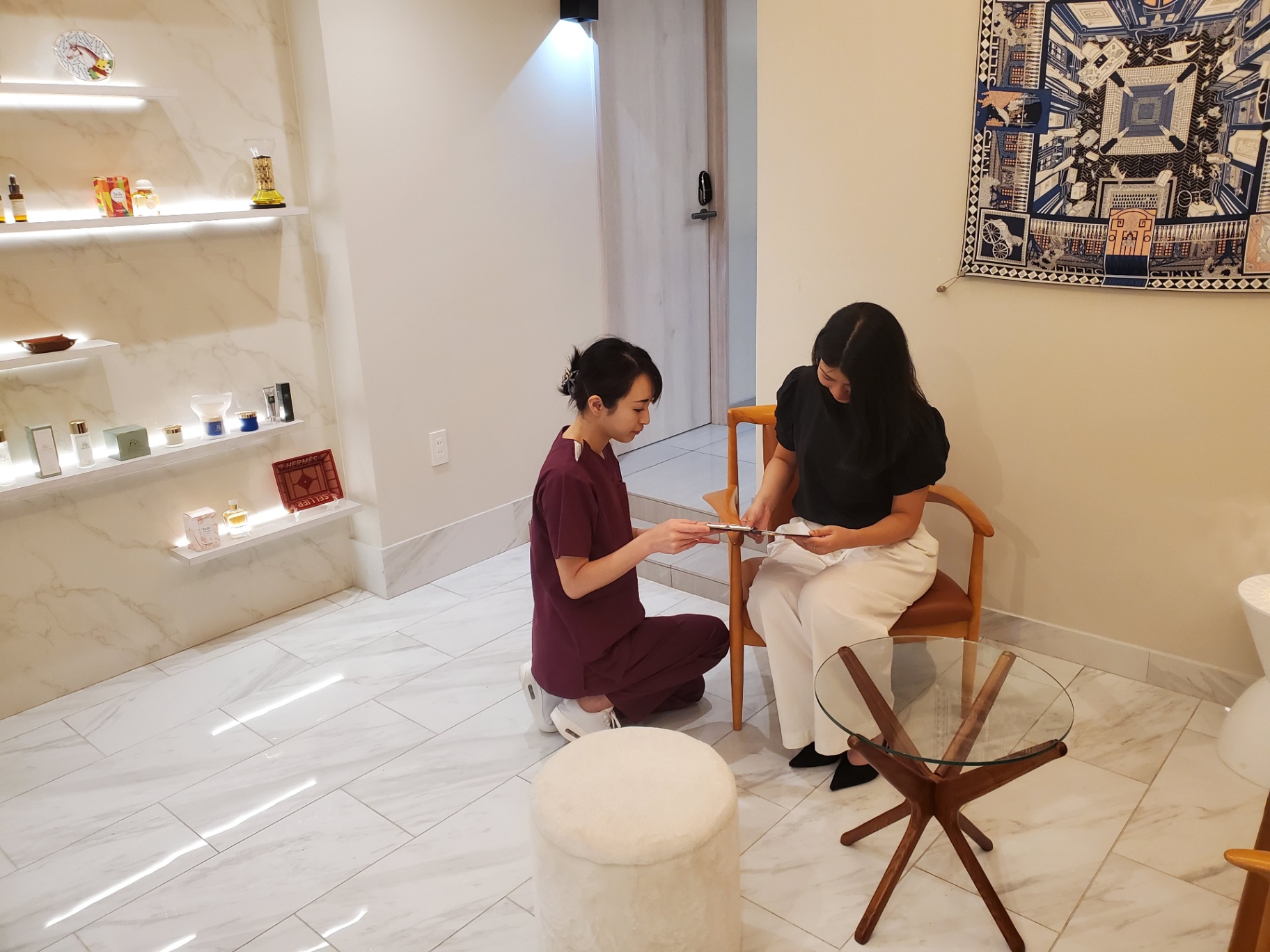 Counselling in the Genrêver Clinic reception lounge.