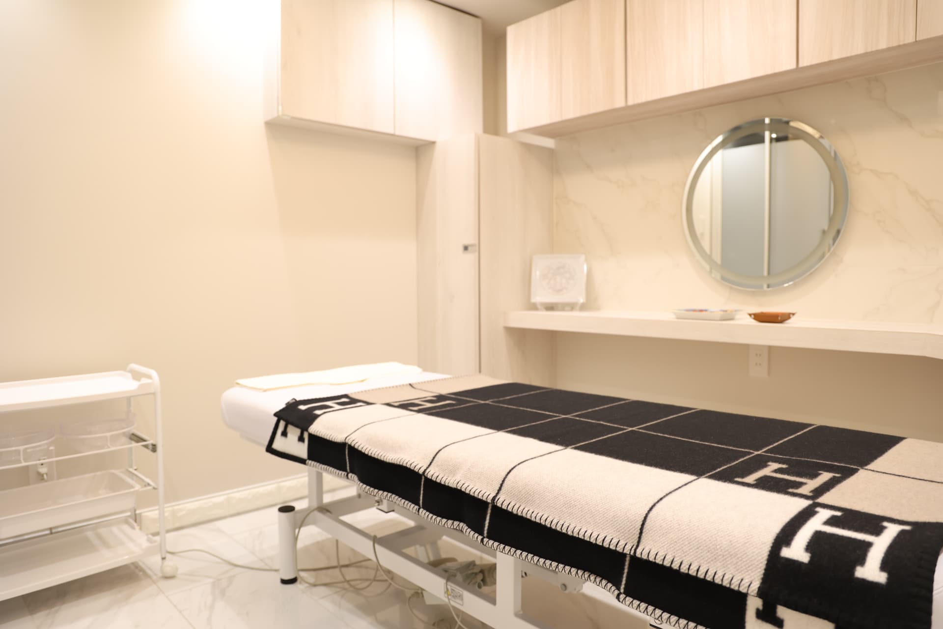 Private treatment room at Genrêver Clinic.