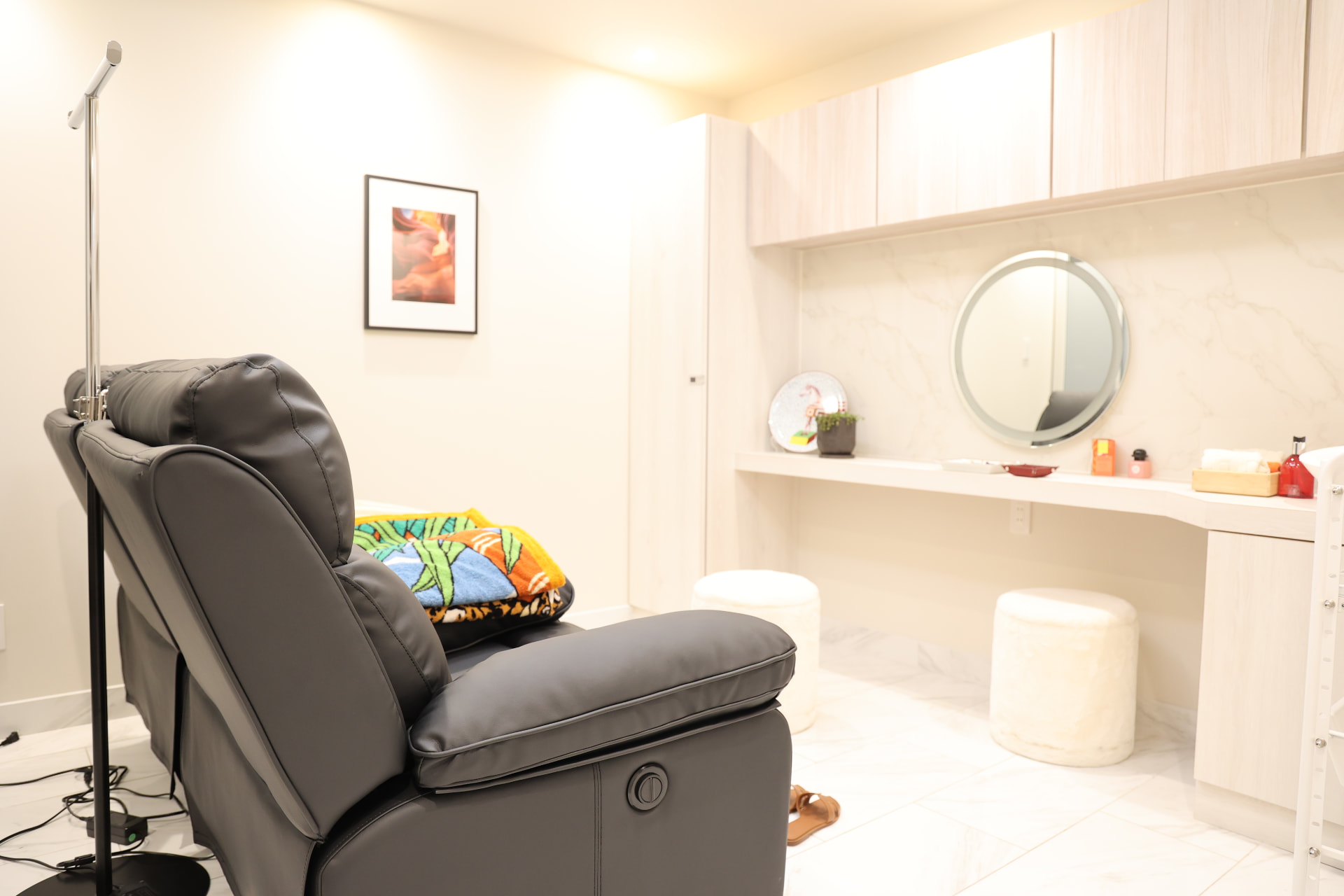 Care room with reclining seating at Genrêver Clinic.