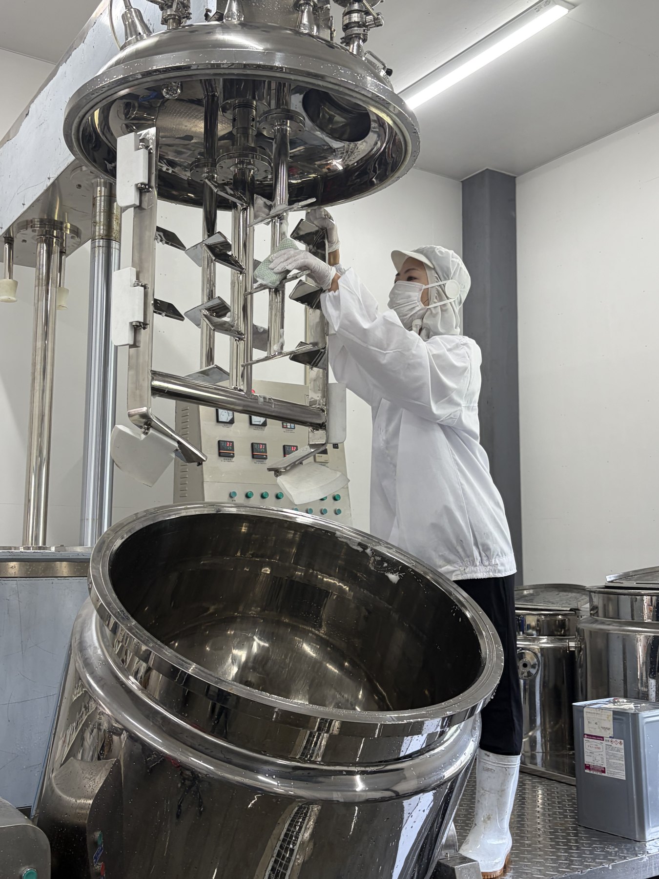 Cleaning the mixing blades under the plant's hygiene protocol.