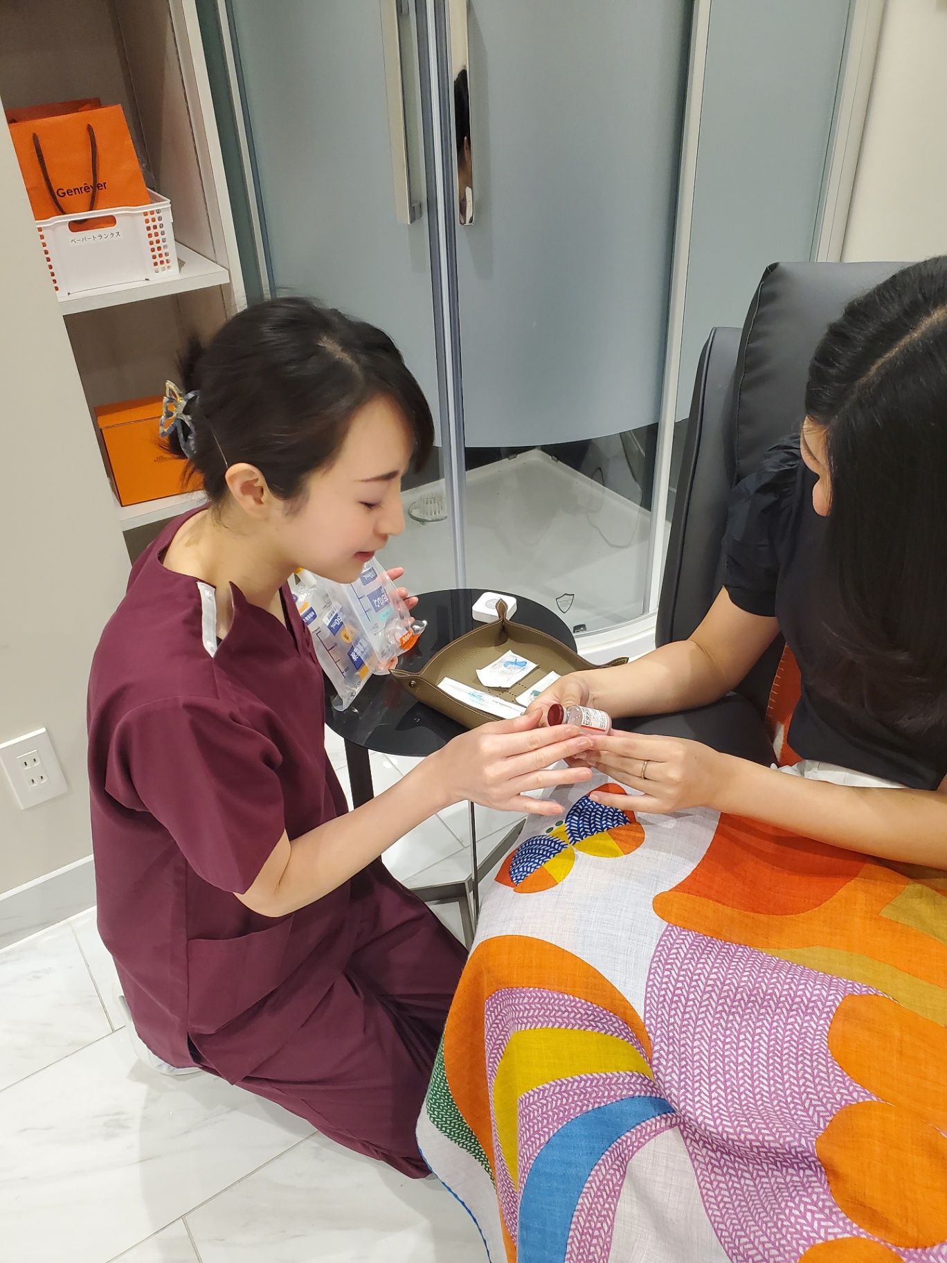 Product guidance for a visitor at Genrêver Clinic.