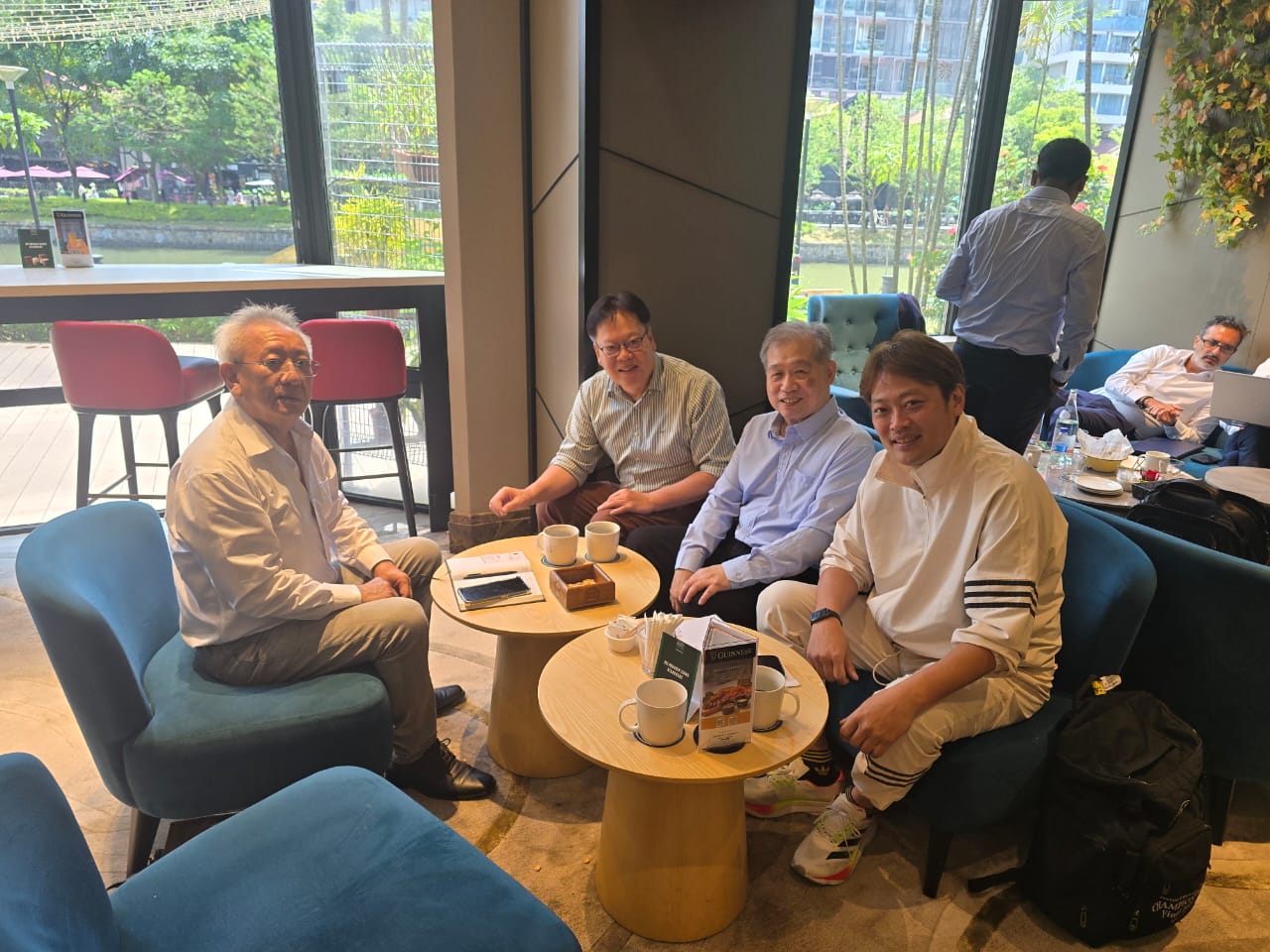 Meeting with long-standing partners and advisors in Singapore, one of the group's hubs for cross-border collaboration.