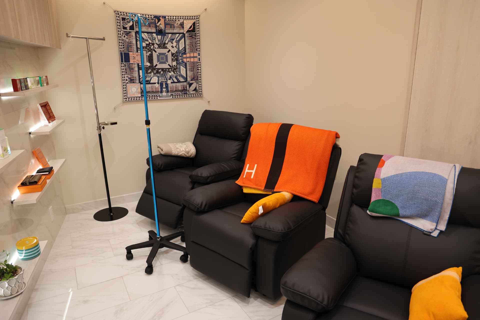 Relaxation lounge at Genrêver Clinic.