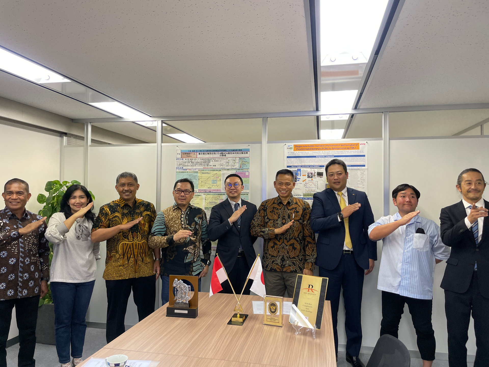 With the Indonesian delegation after a partnership meeting in Japan.
