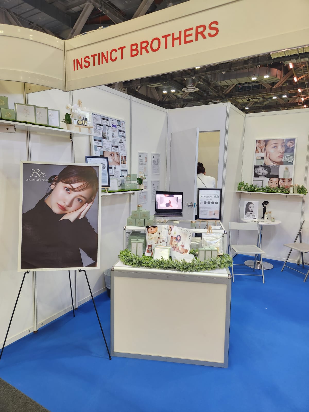 INSTINCT BROTHERS exhibition booth presenting the Bé peau de bébé skincare line at a trade show.
