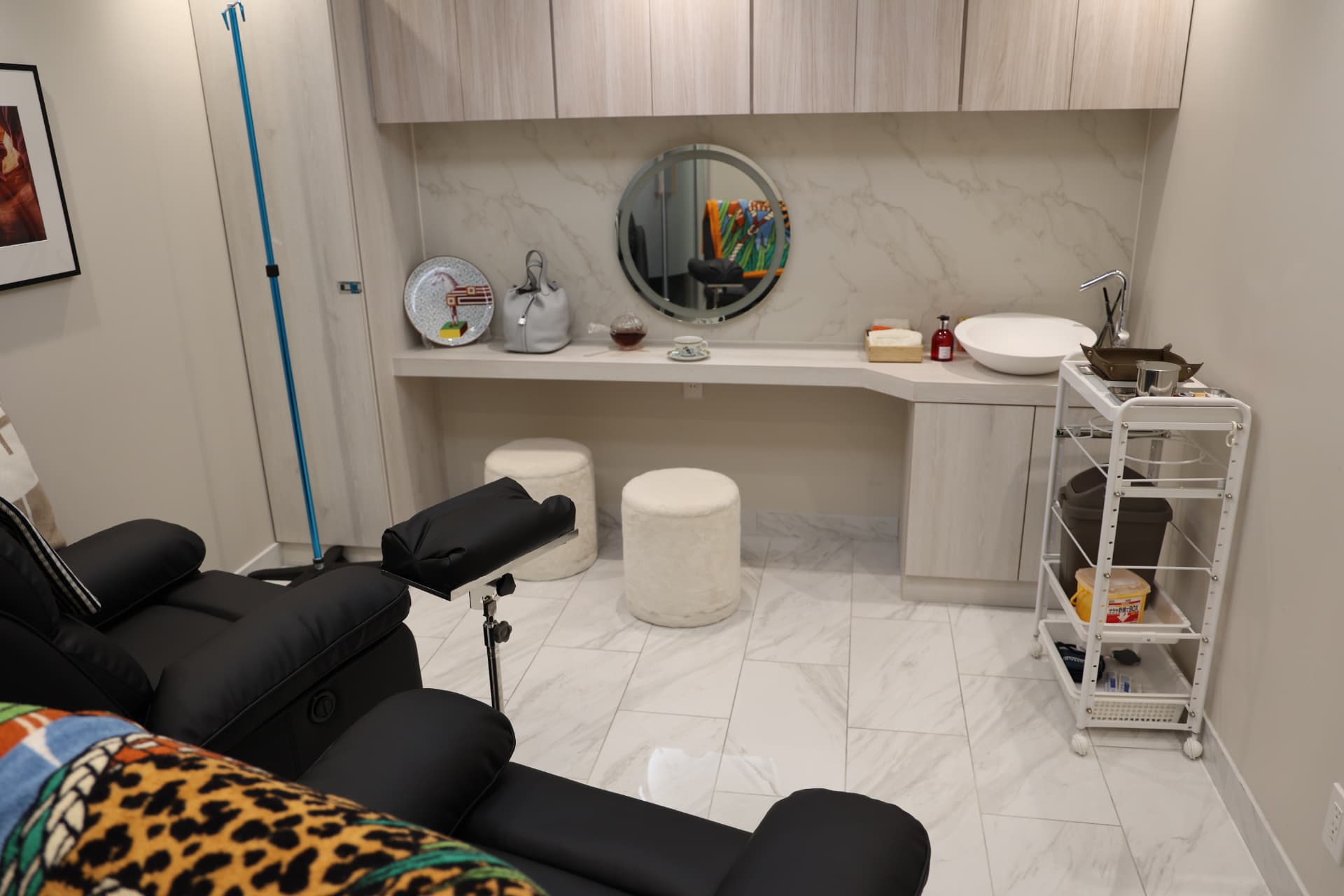 Care room and preparation counter at Genrêver Clinic.