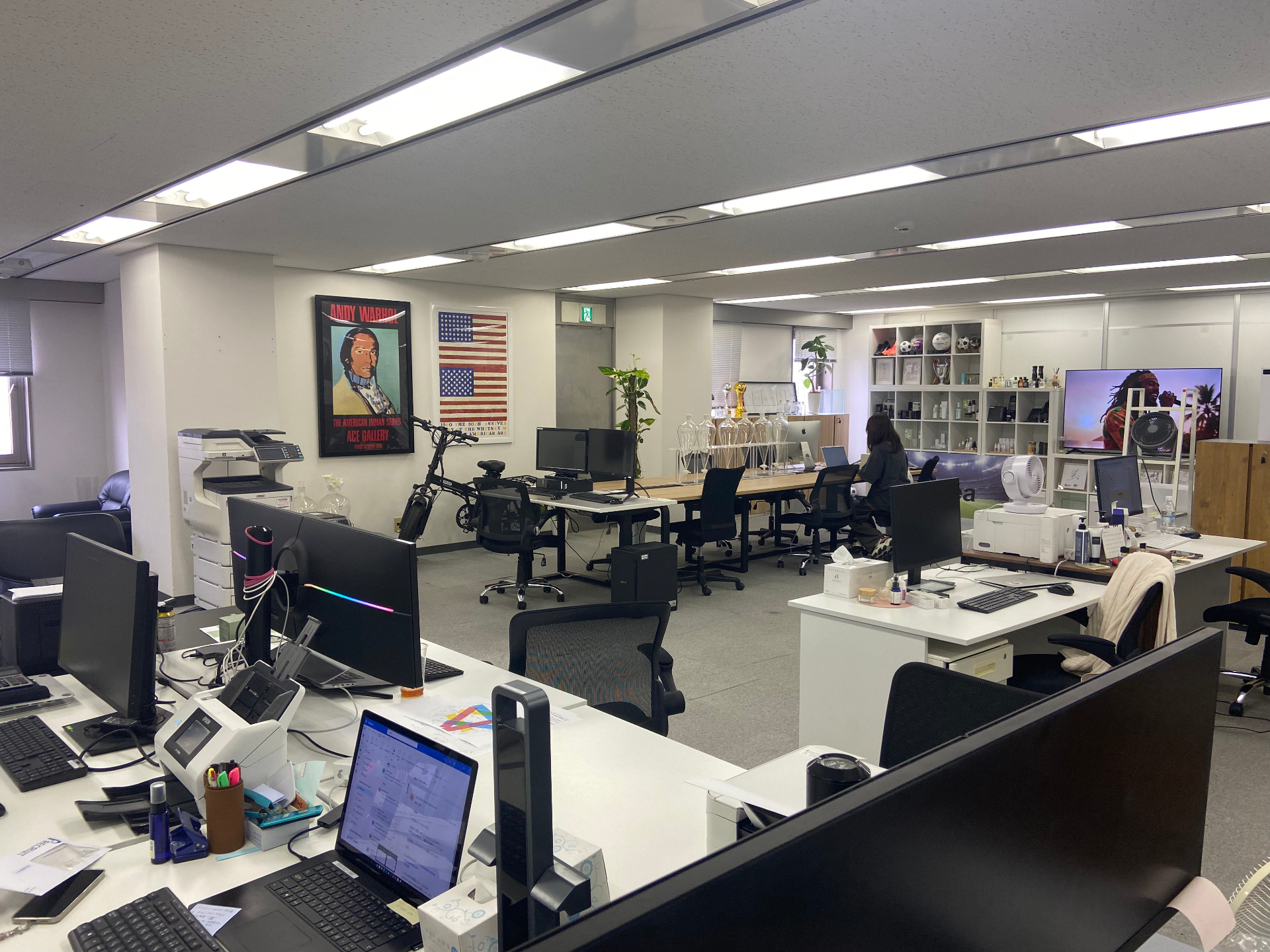 The open workspace at the Tokyo headquarters, where brand, science and business teams sit side by side.